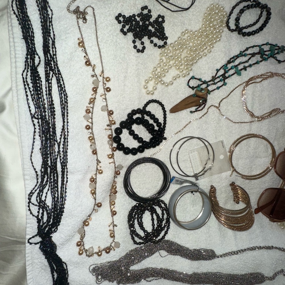 Assorted Jewelry Collection - Picture 6 of 6